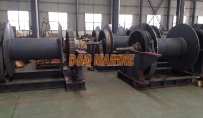 Electric mooring winch thumbnail 1