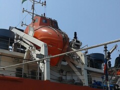 Free fall lifeboat launching device